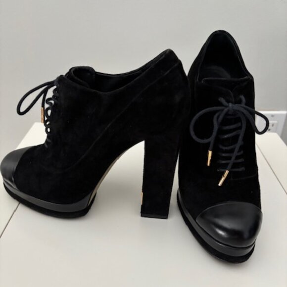 Chanel shoes: suede outer, black leather toe. - Picture 2 of 8